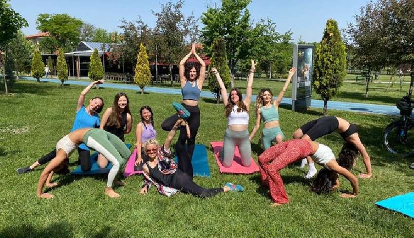 Eskişehir'de parkta yoga yapanlar CİMER'e şikayet edildi